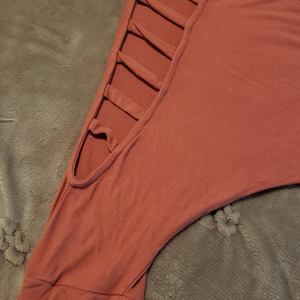 Cold shoulder V-neck - Picture 3 of 3